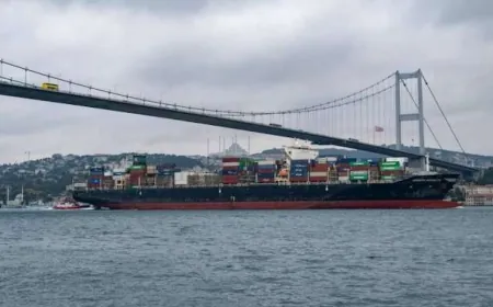 استئناف الملاحة بمضيق البوسفور بعد توقفها جراء تعطل سفينة