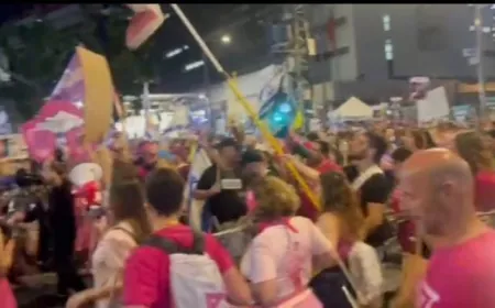 بالفيديو -مستوطنون يتظاهرون في "تل أبيب" للمطالبة بإبرام صفقة تبادل فورية لأسرى الاحتلال بغزة