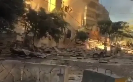 بالفيديو -  هكذا بدا المشهد صباح اليوم في مكان الغارة التي استهدفت حارة حريك بالقرب من مسجد الحسنين صباح اليوم.