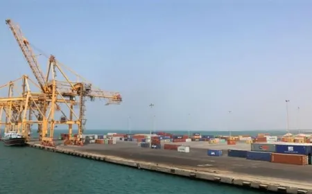 خوفاً من قصف إسرائيلي... الحوثي يأمر بإخلاء ميناء الحديدة