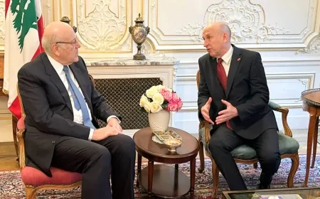 رئيس الحكومة نجيب_ميقاتي يجتمع  مع وزير الدفاع البريطاني جون_هيلي في هذه الاثناء في دار السفارة اللبنانية في لندن