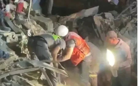 عمليات رفع الأنقاض لا تزال مستمرة في بعلبك - راس العين وانتشال شهيدين من تحت انقاض المبنى الذي استهدفته غارة اليوم