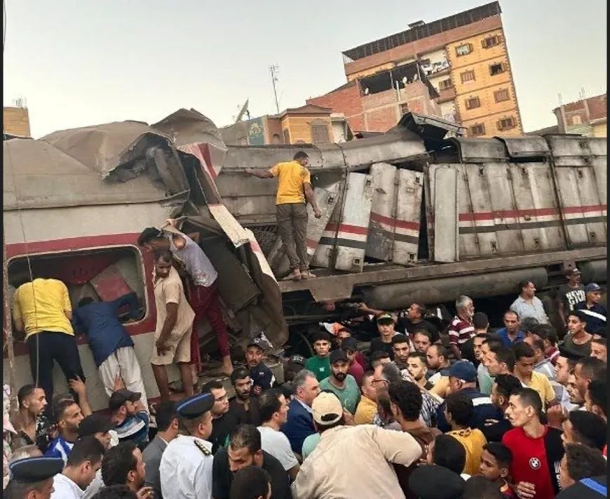 مصر تحقق في حادث تصادم قطارين بالمنيا