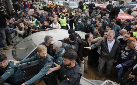 إلقاء الطين على ملك إسبانيا وطرده!