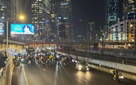 وسائل إعلام إسرائيلية: متظاهرون يغلقون شارع "أيالون" في "تل أبيب" بعد إقالة "غالنت".