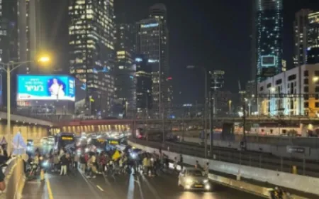 وسائل إعلام إسرائيلية: متظاهرون يغلقون شارع "أيالون" في "تل أبيب" بعد إقالة "غالنت".