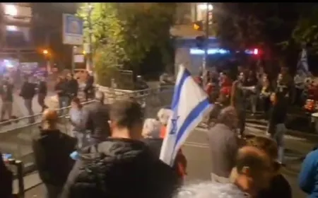 بالفيديو - بدء المظاهرات أمام منزل نتنياهو في القدس احتجاجا على إقالة "غالانت".