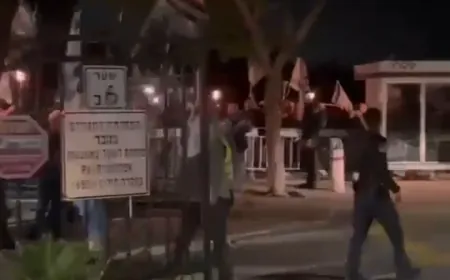 بالفيديو - المتظاهرون يتخطون الحواجز امام منزل نتنياهو في قيسارية