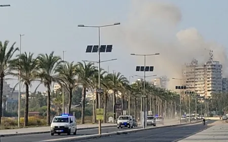 بالفيديو- غارة على مدينة صور استهدفت شقتين في مبنى بحي الآثار