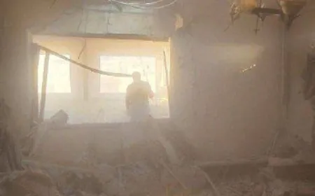 بالفيديو - سقوط صاروخ بشكل مباشر على مبنى قرب عكا