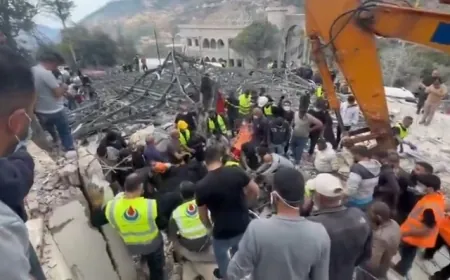 إنتشال ٢٢ شهيداً من تحت أنقاض المنزل المستهدف في علمات والعمل جار للبحث عن آخرين ونقل ٦ جرحى ممن كانوا في محيط المنزل الى المستشفيات المجاورة