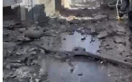 أثار الدمار بعد الغارات الاسرائيلية التي استهدفت سوق النبطية