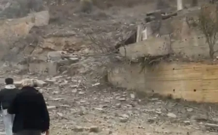 فيديو يظهر آثار الغارة على منزل في المنطقة الواقعة بين بعلشميه وضهور العبادية