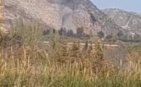 بالفيديو ـ مسير ة إسرا ئيلية نفذت ظهر اليوم غار.ة بصاروخ  موجه مستهدفة طريق الميدنة كفررمان-وادي الاخضر.