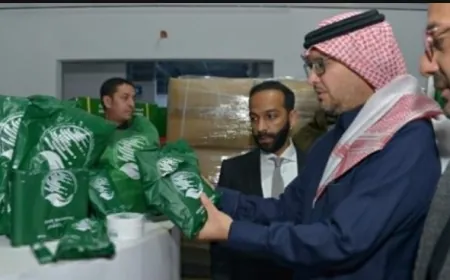 جولة تفقدية لبخاري على مستودعات توزيع المساعدات السعودية