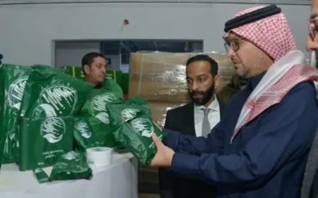 جولة تفقدية لبخاري على مستودعات توزيع المساعدات السعودية