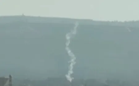 قنابل ضوئية باتجاه الداخل الجنوبي بين القليلة والحنية