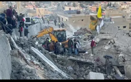 بالفيديو_أعمال رفع الأنقـاض مستمرة في شمسطار بعد استهـداف مبنى من ٣ طبقات
