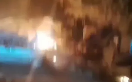 بالفيديو - النيـ ران تندلع في منطقة العمروسية عقب استهداف المنطقة بغـ ارة إسـرائيلية