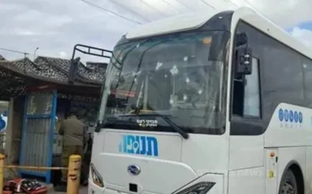 بالصور: 9 إصابات بعملية إطلاق نار على حافلة مستوطنين في الضفة الغربية