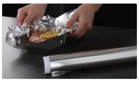 الخبراء يحذرون من خطر تخزين الطعام بالألومنيوم.. ويقدمون البديل