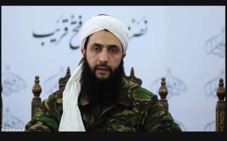 زعيم هيئة تحرير الشام يزور قلعة حلب في شمال سوريا