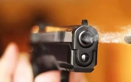 إصابة طفل برصاصة طائشة وهو عائد من المدرسة إلى بيته في الخندق الغميق