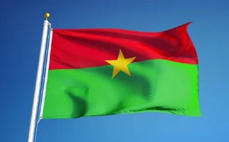 المجلس العسكري في بوركينا فاسو يقيل رئيس الوزراء ويحل الحكومة