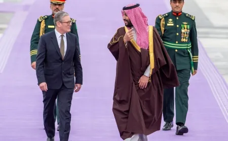 | ولي العهد السعودي يستقبل رئيس الوزراء البريطاني في قصر اليمامة في الرياض