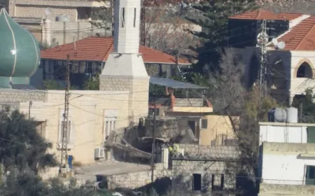 لقطات توثق لحظة بدء جرافة "إسرائيلية" بتهديم جدران مسجد بلدة بني حيان في جنوب لبنان