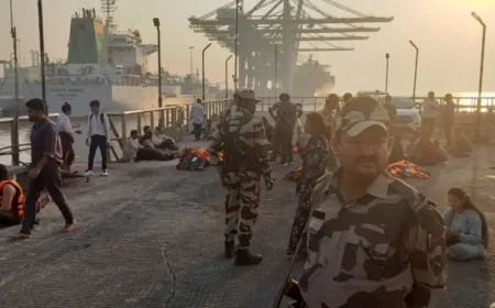 مقتل 13 شخصا في اصطدام قارب للبحرية الهندية بعبارة ركاب