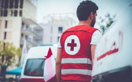 إنقاذ عامل وقع في حفرة