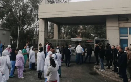 موظفو مستشفى الحريري اعتصموا وأقفلوا باب الطوارئ