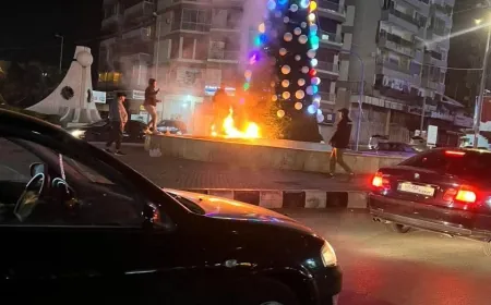 مجهول يشعل النار في شجرة الميلاد وسط مستديرة النيني في طرابلس