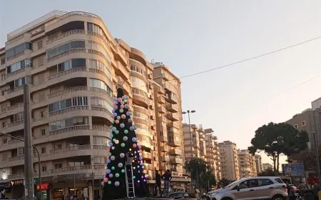 إعادة ترميم شجرة الميلاد في مستديرة النيني بعد إحراق جزء منها... إضاءة جديدة تضفي جمالًا استثنائيًا