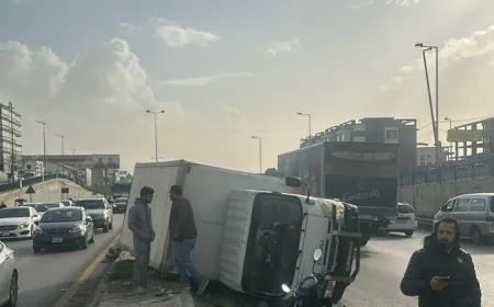 التحكم المروري: تصادم بين سيارة وبيك آب وانقلاب الأخير على أوتوستراد المدينة الرياضية باتجاه المطار والأضرار مادية وحركة المرور كثيفة في المحلة