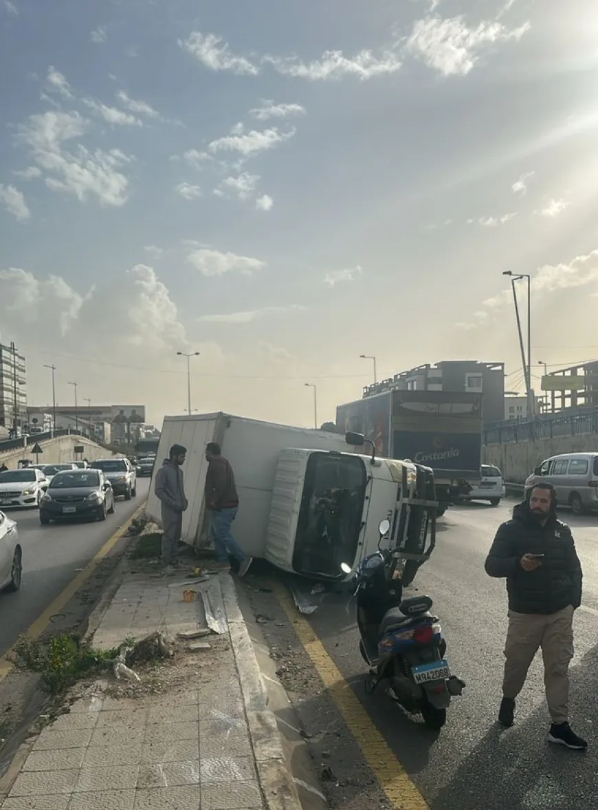 التحكم المروري: تصادم بين سيارة وبيك آب وانقلاب الأخير على أوتوستراد المدينة الرياضية باتجاه المطار والأضرار مادية وحركة المرور كثيفة في المحلة