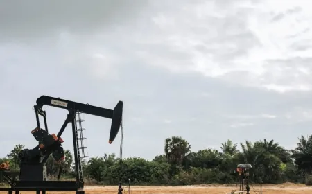 النفط يرتفع ويتجه لتسجيل رابع مكسب أسبوعي وسط مخاوف شح المعروض