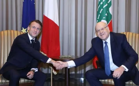 اجتماع بين ميقاتي وماكرون في قاعة كبار الزوار في المطار