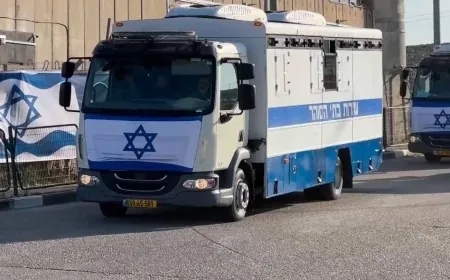 وصول الأسيرات والأسرى لسجن "عوفر"، ممن ستحررهم المقاومة اليوم ضمن المرحلة الأولى من صفقة التبادل