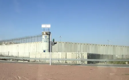 ‏الجيش الإسرائيلي يعلن عبر مكبرات الصوت أنّ محيط سجن عوفر في رام الله بات منطقة عسكرية مغلقة استعداداً لإطلاق سراح معتقلين فلسطينيين