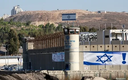 آلاف الفلسطينيين توافدوا إلى محيط سجن عوفر حيث سيتم إطلاق سراح الأسرى