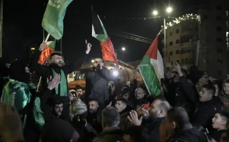 الدفعة الأولى من أسرى عوفر تنطلق إلى الحرية