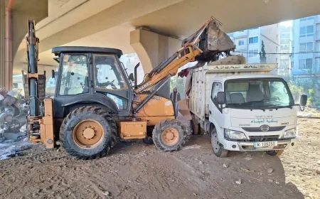 شرطة بلدية الميناء تزيل الخيم المخالفة تحت الجسر أمام الحديقة العامة