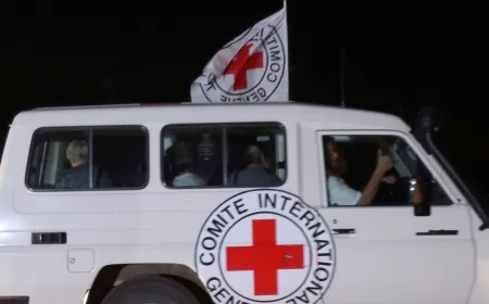 وسائل إعلام فلسطينية: مركبات الصليب الأحمر تدخل من معبر كرم أبو سالم إلى مدينة ‎غزة قبيل تسليم المحتجزات الإسرائيليات