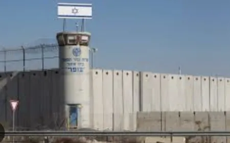 وصول حافلات لنقل الأسرى الفلسطينيين من سجن عوفر