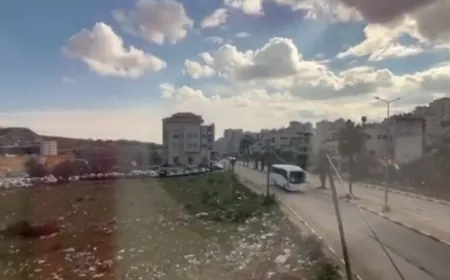 وصول حافلات الأسرى الفلسطينيين المفرج عنهم لرام الله