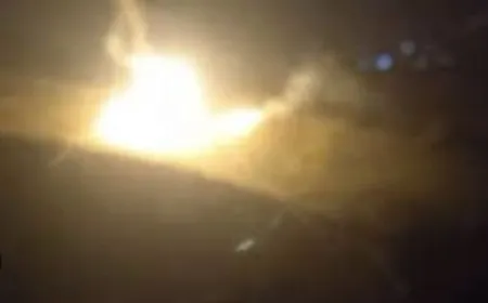 قنابل مضيئ  فوق مركبا الان