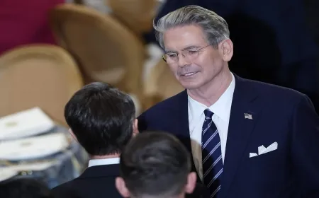 تثبيت الملياردير سكوت بيسينت كوزير للخزانة الأميركية