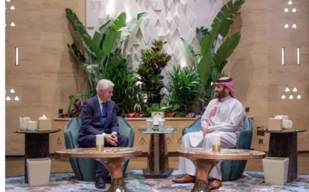 ولي العهد السعودي يستقبل الرئيس الأميركي الأسبق بيل كلينتون